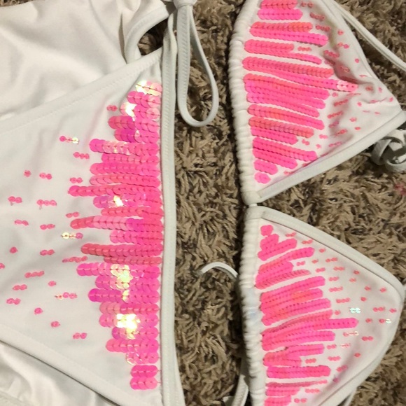 Bikini - Picture 2 of 5